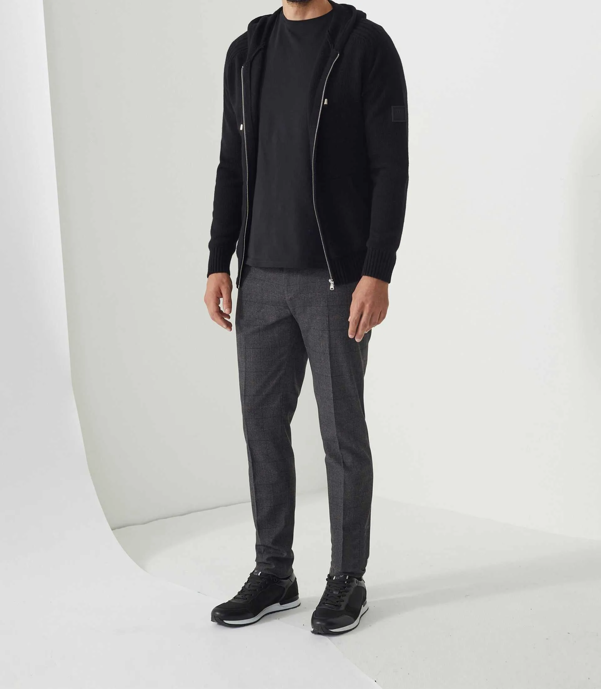 Gilet zippé à capuche noir 