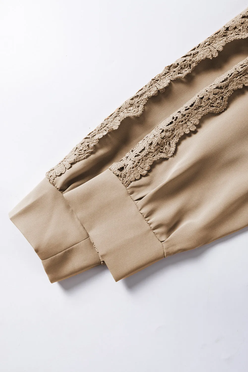 Haut à col ras du cou patché au crochet en dentelle beige franais clair