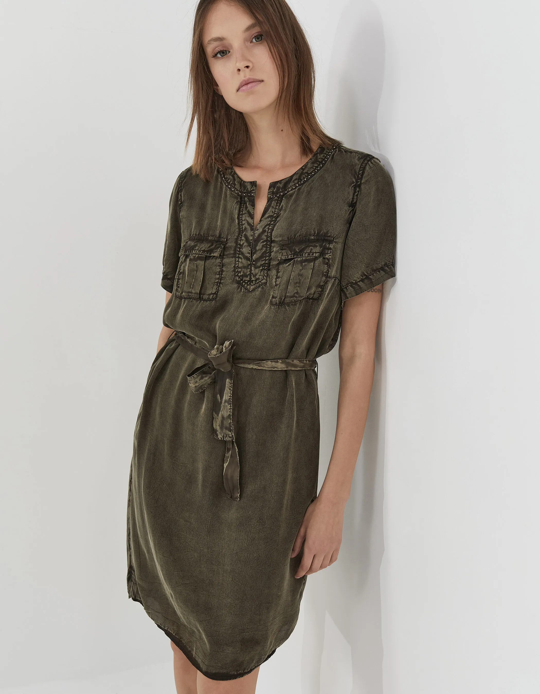 Robe kaki col tunisien et perles ceinture amovible femme